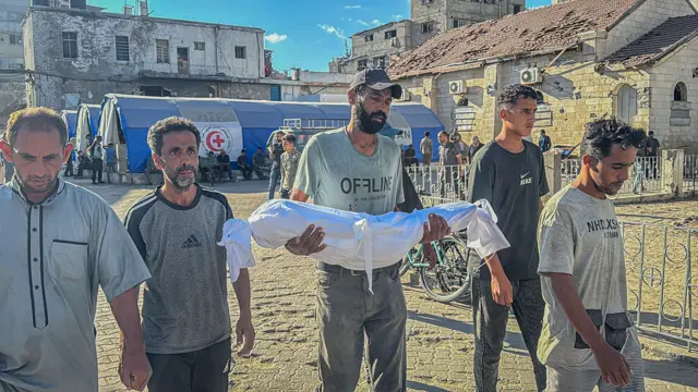 فلسطينيون يحملون جثمان طفل قُتل بغارة إسرائيلية.