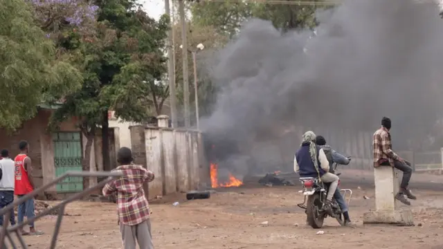 Waandamanaji wakipita kando ya moto unaowaka