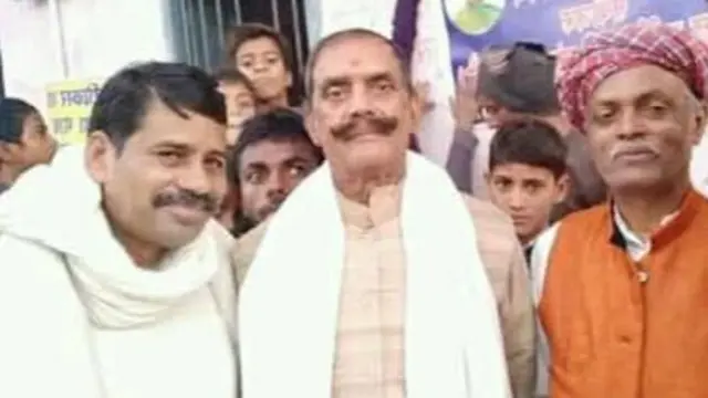 दुलारचंद यादव (बीच में)