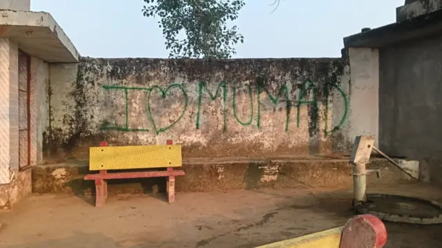 अलिगढ़ में एक मंदिर की दीवार