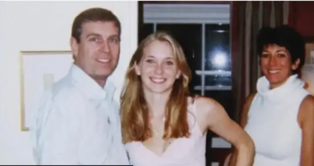 Foto gosiri Andrew na Virginia Giuffre, dịka Ghislaine Maxwell na-ele ha