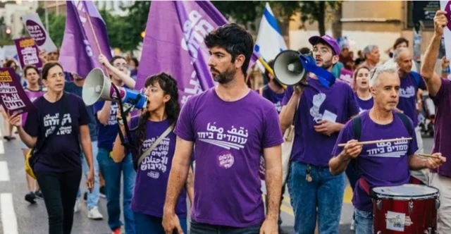 ناشط السلام الإسرائيلي، ألون لي غرين يسير وسط مسيرة يرتدي قميصاً كتب عليه "نقف معاً"