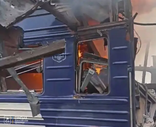 Вагон поезда после удара.