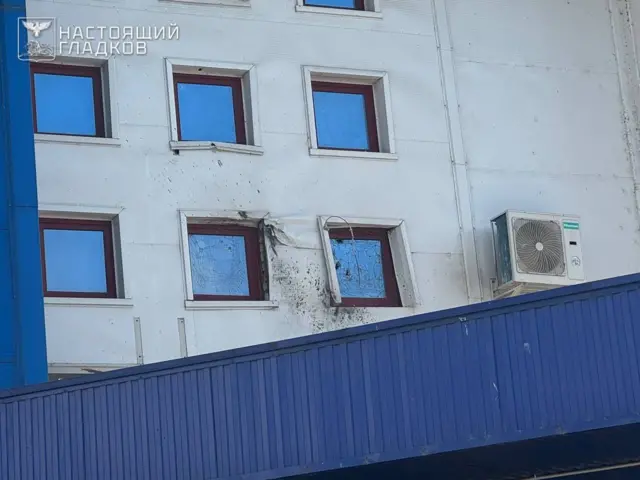 Дом со слегка поврежденными окнами.