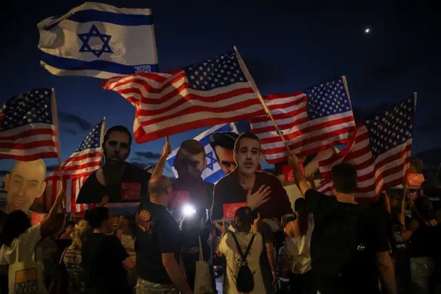 يحمل الناس الأعلام وصور الرهائن، بينما تدعو عائلات الرهائن ومجموعة احتجاجية نسائية إلى تنفيذ خطة أمريكية لإنهاء الحرب في غزة وإطلاق سراح جميع الرهائن، ة في تل أبيب، إسرائيل، 29 سبتمبر/أيلول 2025.