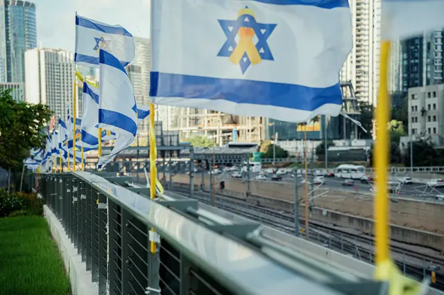صور لأعلام إسرائيلية في تل أبيب
