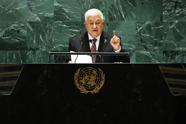 صورة  أرشيفية بتاريخ 26 سبتمبر/أيلول 2024 لرئيس السلطة الفلسطينية محمود عباس يتحدث أمام الجمعية العامة للأمم المتحدة في نيويورك ويظهر عباس في الصورة بشعره الأبيض الكثيف وأمامه ميكروفون، ويرتدي سترة سوداء وقميصاً أبيض وربطة عنق لونها أحمر.