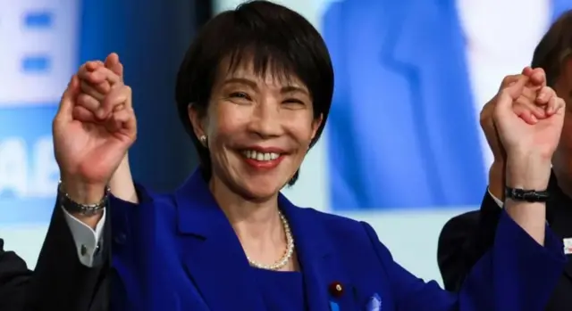 Ọchị juru Sanae Takaichi yi akwa na-acha anụnụ anụnụ ọnụ