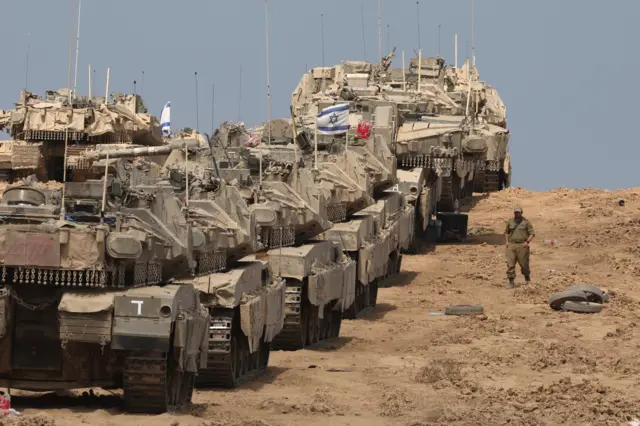 دبابات إسرائيلية بالقرب من الحدود مع قطاع غزة في جنوب إسرائيل، 17 سبتمبر 2025.