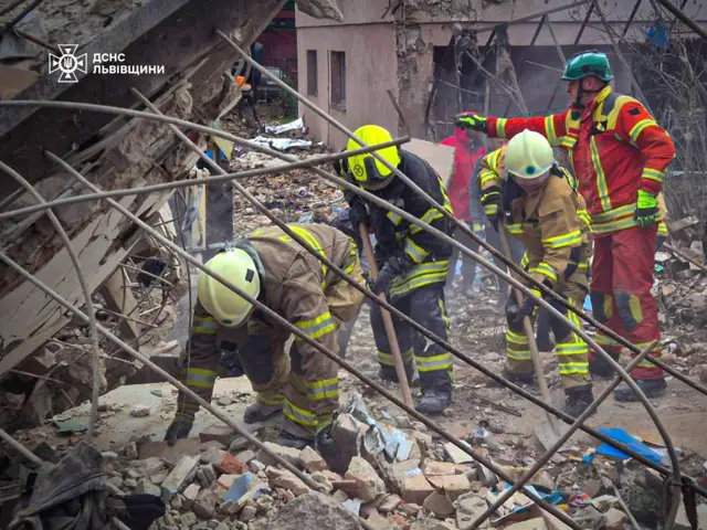 Спасатели продолжают разбор завалов на месте удара во Львовской области, 5 октября 2025 года