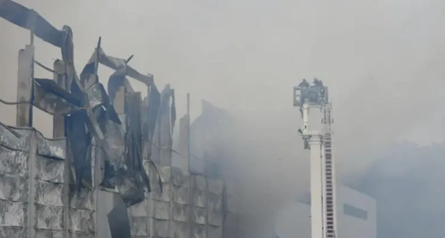 Пожарные работают на месте пожара в промышленном парке, где хранились гуманитарные грузы, после российского нападения на Львов, Украина, 5 октября 2025 года.