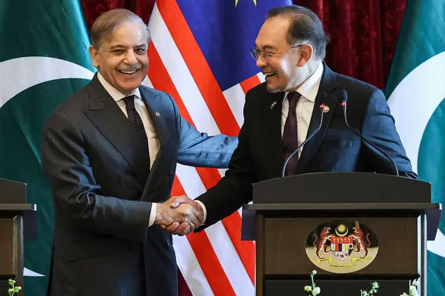 پاکستان کے وزیرِ اعظم شہباز شریف اور ملائیشیا کے وزیرِ اعظم انور ابراہیم۔