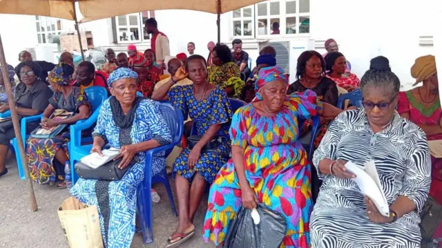 Gọvanọ Nwifuru nyere iwu ka a kwụọ ndị lara ezumike nka kemgbe afọ 1996 ruo ugbua ụgwọ ha.