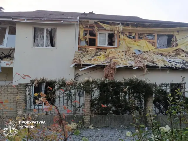 Харьковская прокуратура опубликовала фото последствий атаки дронов, совершенной поздно вечером в воскресенье