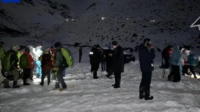 माउंट एवरेस्ट पर फंसे पर्वतारोही