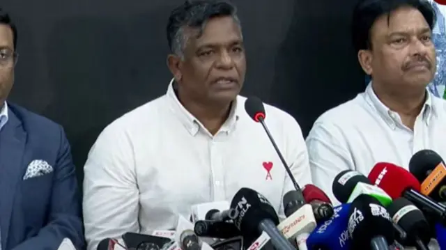 সাংবাদদিকদের সঙ্গে কথা বলছেন আমিনুল ইসলাম বুলবুল