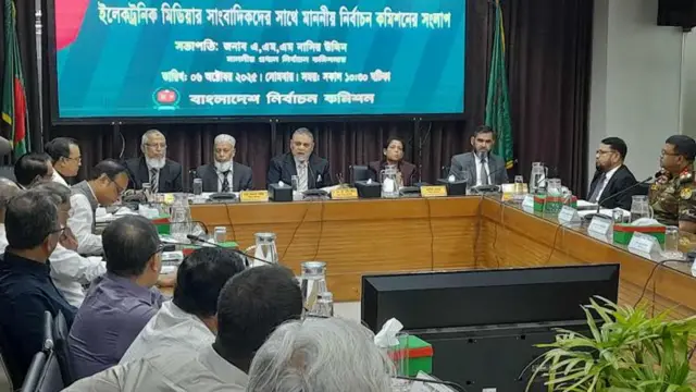 ঢাকার আগারগাঁওয়ে নির্বাচন কমিশনের কার্যালয়ে সাংবাদিকদের সঙ্গে মতবিনিময় সভার ছবি