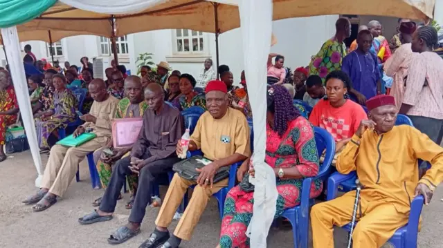 Ụfọdụ ndị ihe metụtara kelere gọvanọ Nwifuru maka ịmalite ịkwụ ha ụgwọ ezumike nka ma kọwa na-egọ ahụ ga-abara ha uru nke ọma dịka ha si na ọtụtụ n’ime ha na arịa ọrịa.