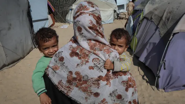 طفل فلسطيني يقف بين خيام بينما يلجأ فلسطينيون نازحون فروا من شمال غزة بسبب العملية العسكرية الإسرائيلية إلى وسط قطاع غزة، 6 أكتوبر/تشرين الأول 2025. رويترز/داود أبو الكاس