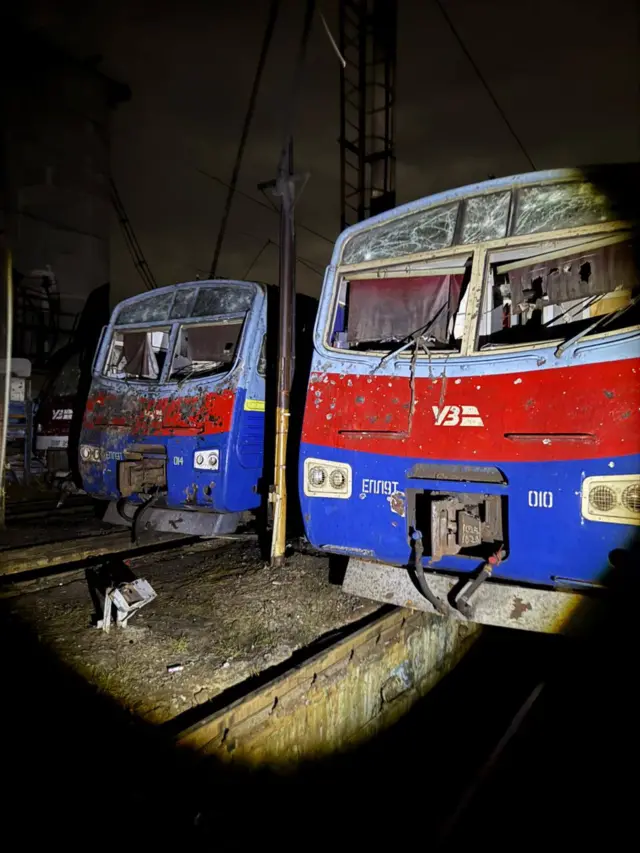 Поврежденные электропоезда в депо в Полтаве
