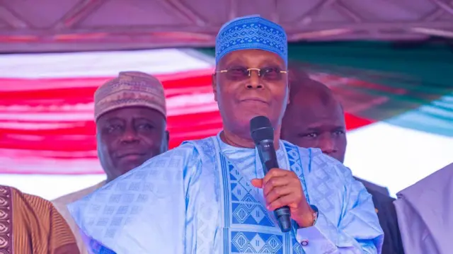 Atiku Abubakar yi uwe ọdịnala ndị awụsa na-acha anụnụ kpuru okpu ma jiri igwe eji ekwu okwu n'aka.