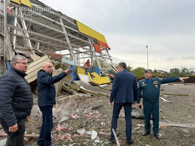 Гладков и российские чиновники побывали на месте удара в Масловой Пристани