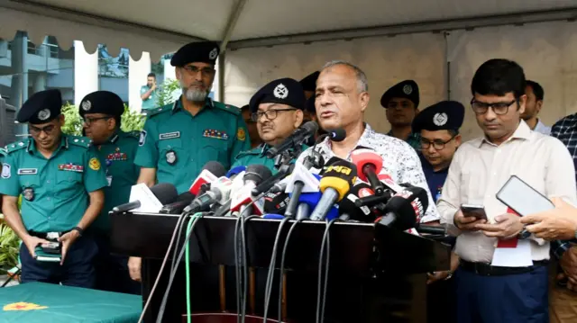 ডিএমপি হেডকোয়ার্টার্স প্রাঙ্গণে আয়োজিত এক অনুষ্ঠান শেষে সাংবাদিকদের সঙ্গে কথা বলেন জাহাঙ্গীর আলম চৌধুরী