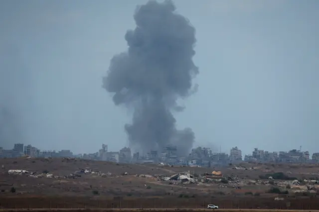 يتصاعد الدخان من غزة، بعد أن أعلن الرئيس الأمريكي دونالد ترامب أن إسرائيل وحماس اتفقتا على المرحلة الأولى من وقف إطلاق النار في غزة