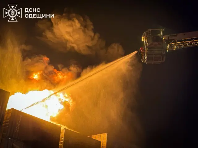 Горящие контейнеры в порту ночью.