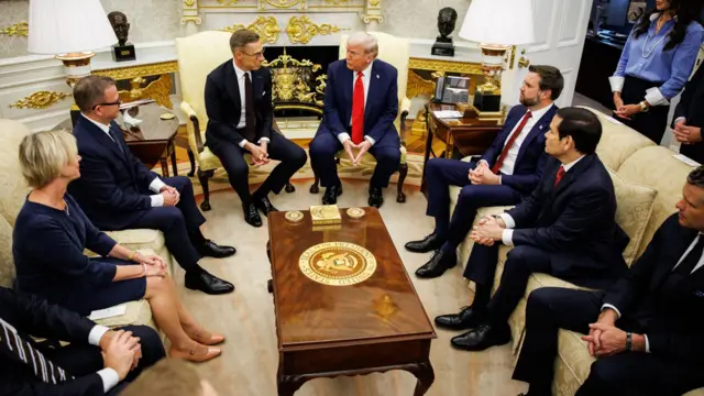 Александер Стубб и Дональд Трамп сидят в креслах рядом у камина в Овальном кабинете. Справа на диване сидят вице-президент Джей Ди Вэнс, госсекретарь Марко Рубио и министр обороны или войны Пит Хегсет
