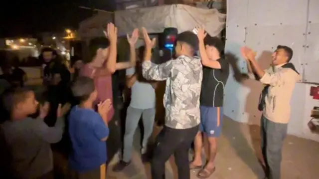 شباب يحتفلون في غزة باتفاق السلام