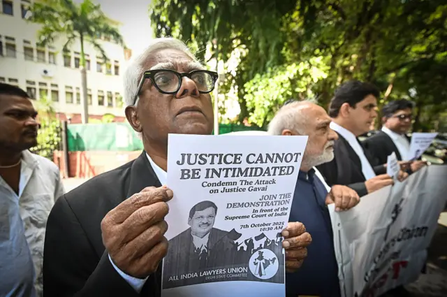 ऑल इंडिया लॉयर्स यूनियन के सदस्यों ने कोर्ट में हमले के ख़िलाफ़ प्रदर्शन किया था.
