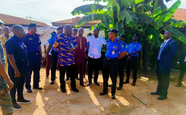 Nnyocha mbụ ndị uweojji mere gosiri na nsogbu a bidoro nyere esemokwu onye ga-abụ onye ndu na obodo ahụ nke malitere kemgbe ogologo oge.