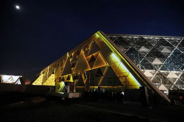 لقطة للمتحف المصري الكبير وهو مضاء ليلاً