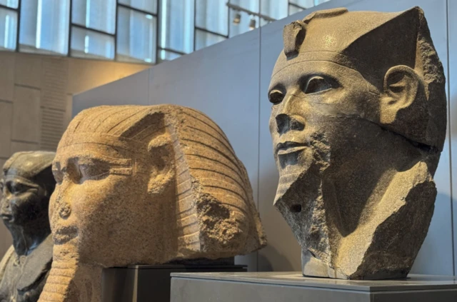 مجموعة تماثيل لملوك مصر القديمة