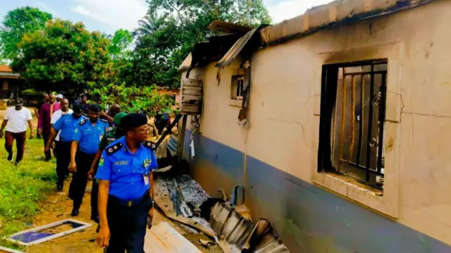 Kọmishọna ndị uweojji n’Enugu steeti Mamman Bitrus Giwa na ndị otu ya bịara nleta anya ebe mkpa mkpa kpara