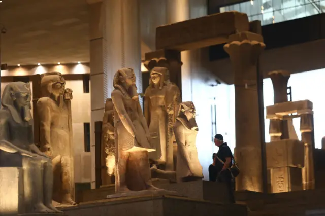 لقطة من داخل إحدى قاعات المتحف المصري الكبير