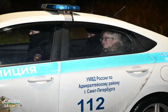 Телеграм-канал «Слово защите» опубликовал фото, на котором певицу увозят в полицию утром в понедельник