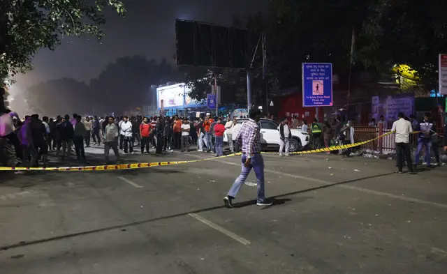 دلی میں دھماکے کے بعد کے مناظر