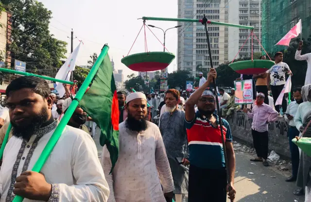 জাতীয় ও দলীয় পতাকা এবং দলীয় প্রতীক হাতে গণসমাবেশে অংশ নিয়েছেন অনেকেই