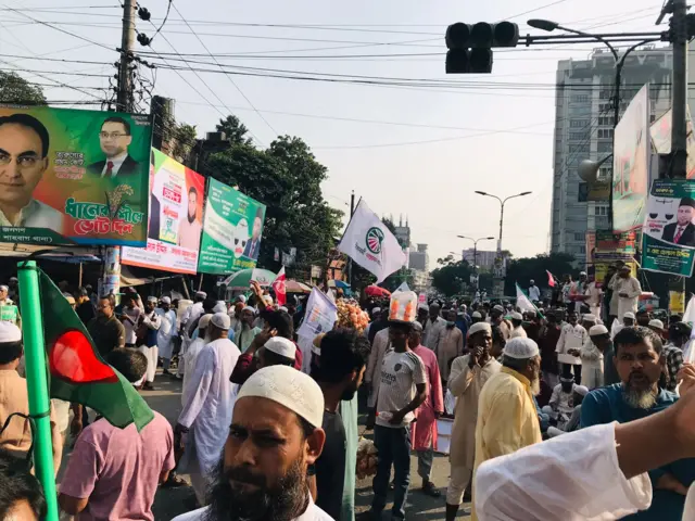 ব্যানার-ফেস্টুন হাতে সমাবেশস্থলে আটটি দলের কর্মী-সমর্থকরা জড়ো হন