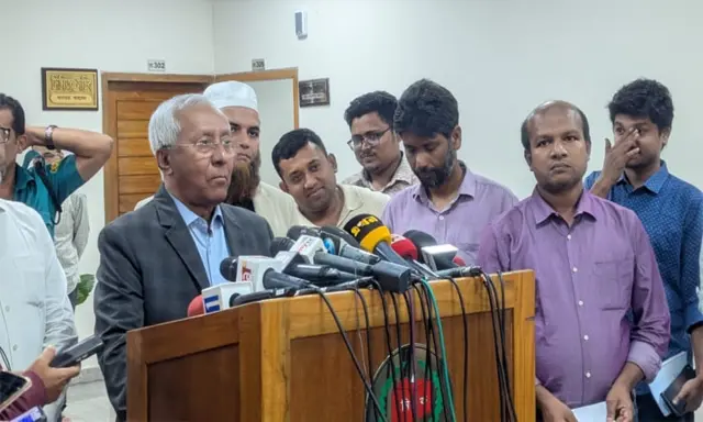 ইসি সচিব আখতার আহমেদ মঙ্গলবার নির্বাচন ভবনে সাংবাদিকদের সঙ্গে কথা বলেন