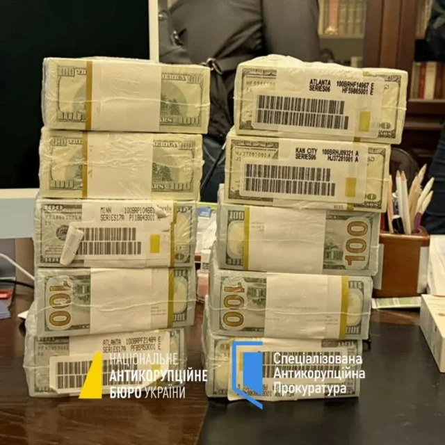 Пачки с купюрами по 100 долларов