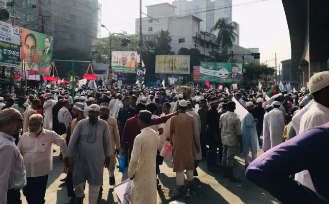 পল্টনে সমাবেশস্থলের আশপাশের সড়কেও অনেকে অবস্থান নিয়েছেন