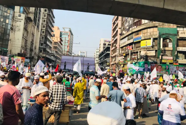 সমাবেশস্থলে উপস্থিত হয়েছে বিভিন্ন দলের কর্মীরা