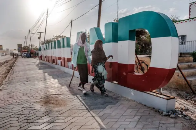 Dhiiraafi dubartii magaalaa Somaaliilaand keessa deeman