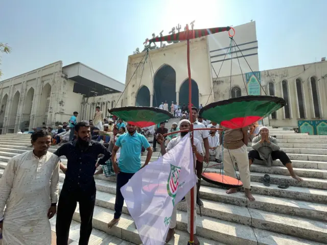 বায়ইতুল মোকাররম মসজিদের আশপাশে ব্যানার, ফেস্টুন হাতে অবস্থান নিয়েছেন অনেকে