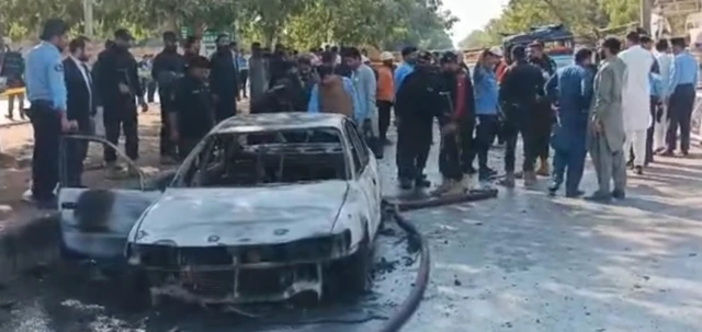ইসলামাবাদে একটি আদালতের বাইরে বিস্ফোরণে ক্ষতিগ্রস্ত গাড়ি