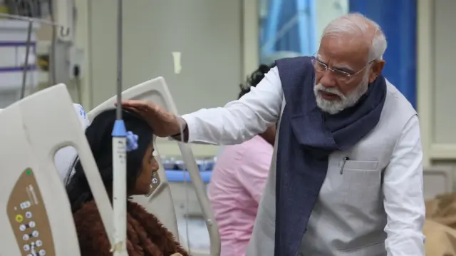 दिल्ली धमाके में घायल हुए लोगों से मिलते पीएम मोदी