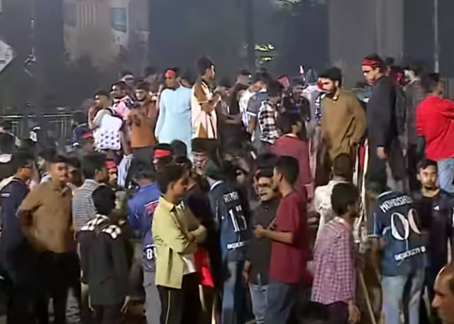 টিএসসির সামনে শিক্ষার্থীদের অবস্থান